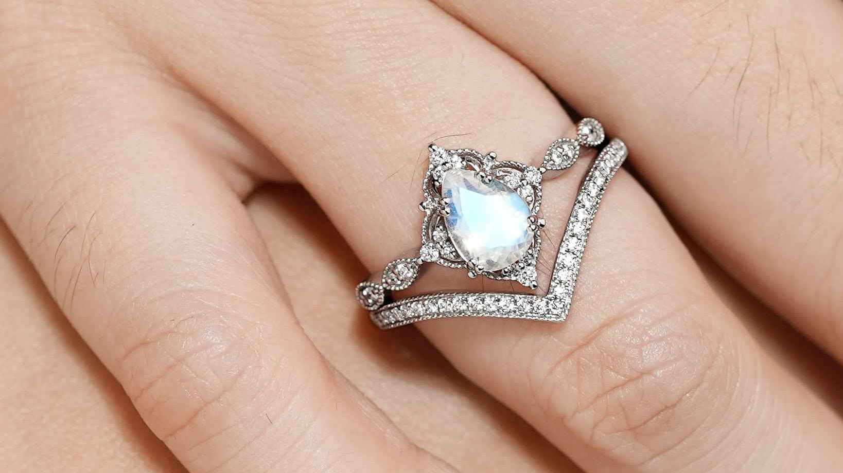 How to Choose a Moonstone Ring for Engagement?