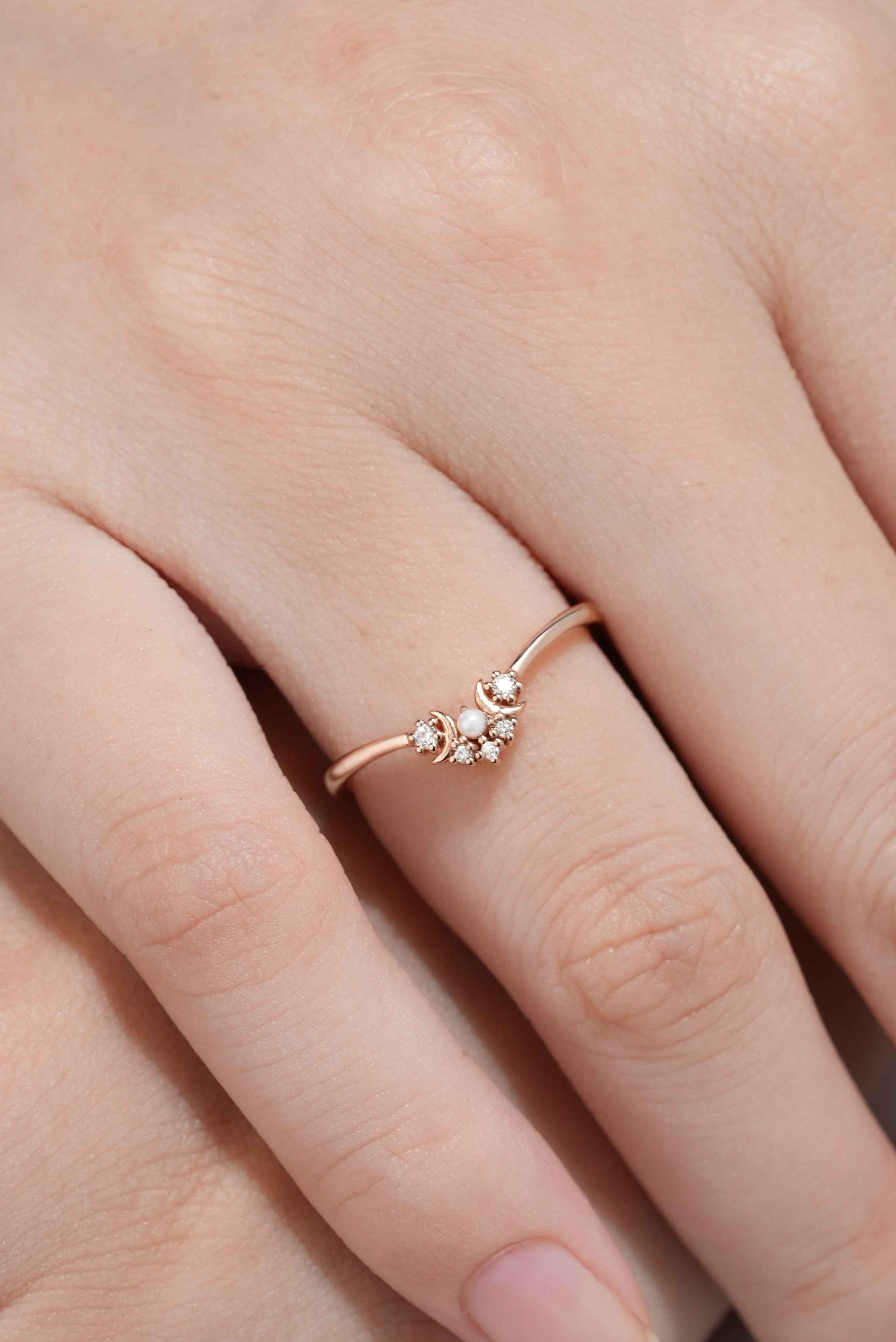 Round Pearl Moon Shaped Chevron Moissanite Wedding Band