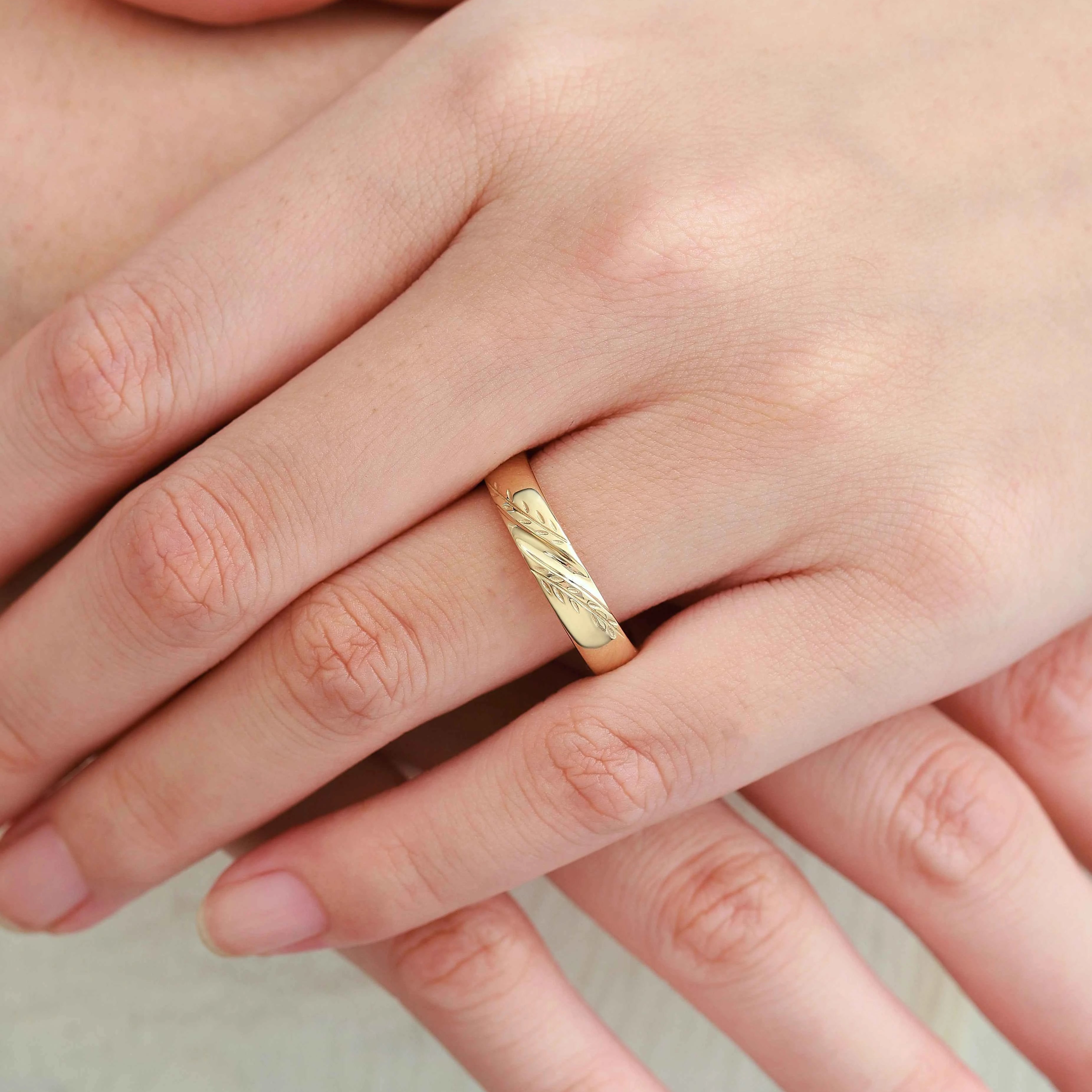 Timeless Nature-Inspired Leaf Engraved Men's Wedding Band