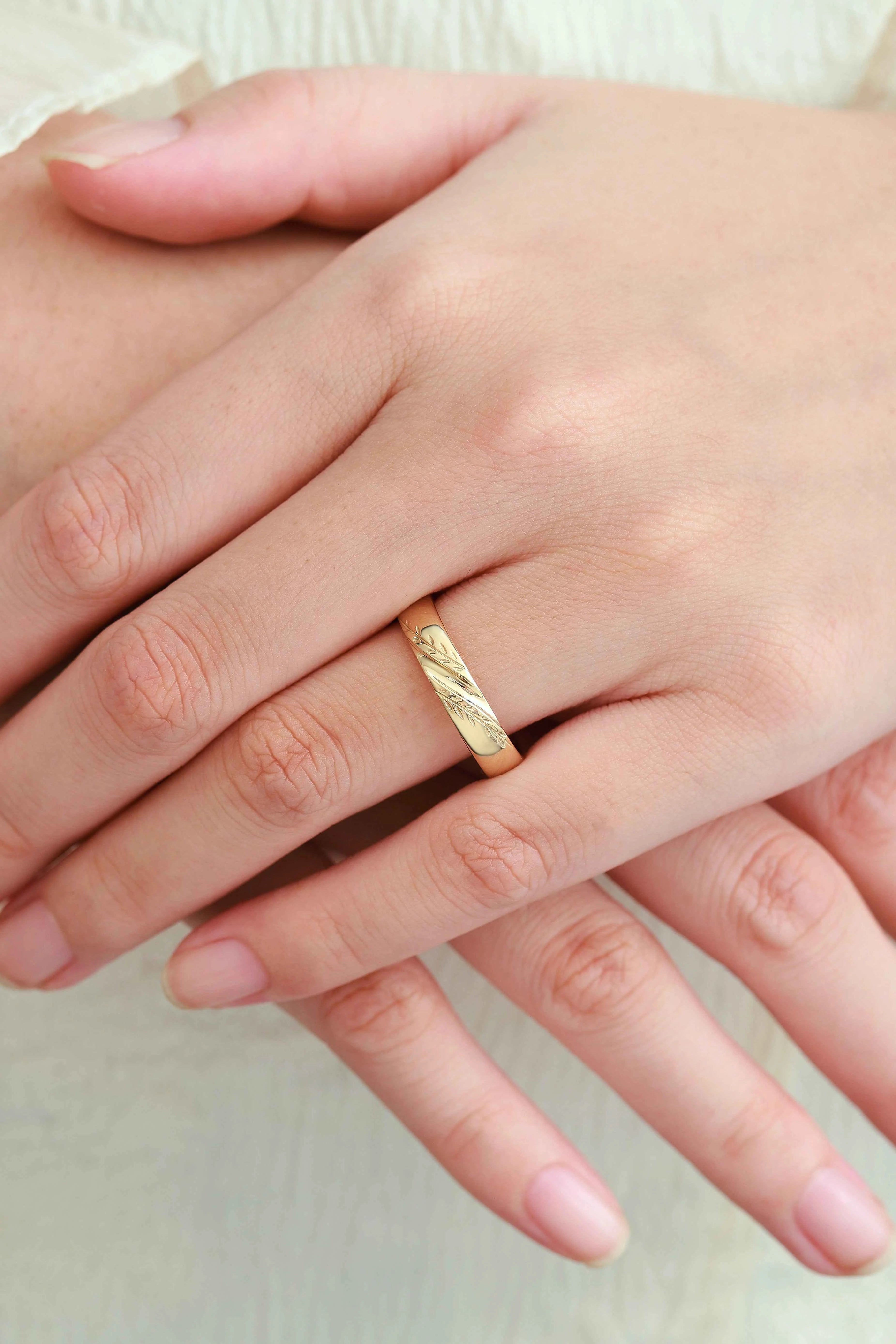 Timeless Nature-Inspired Leaf Engraved Men's Wedding Band