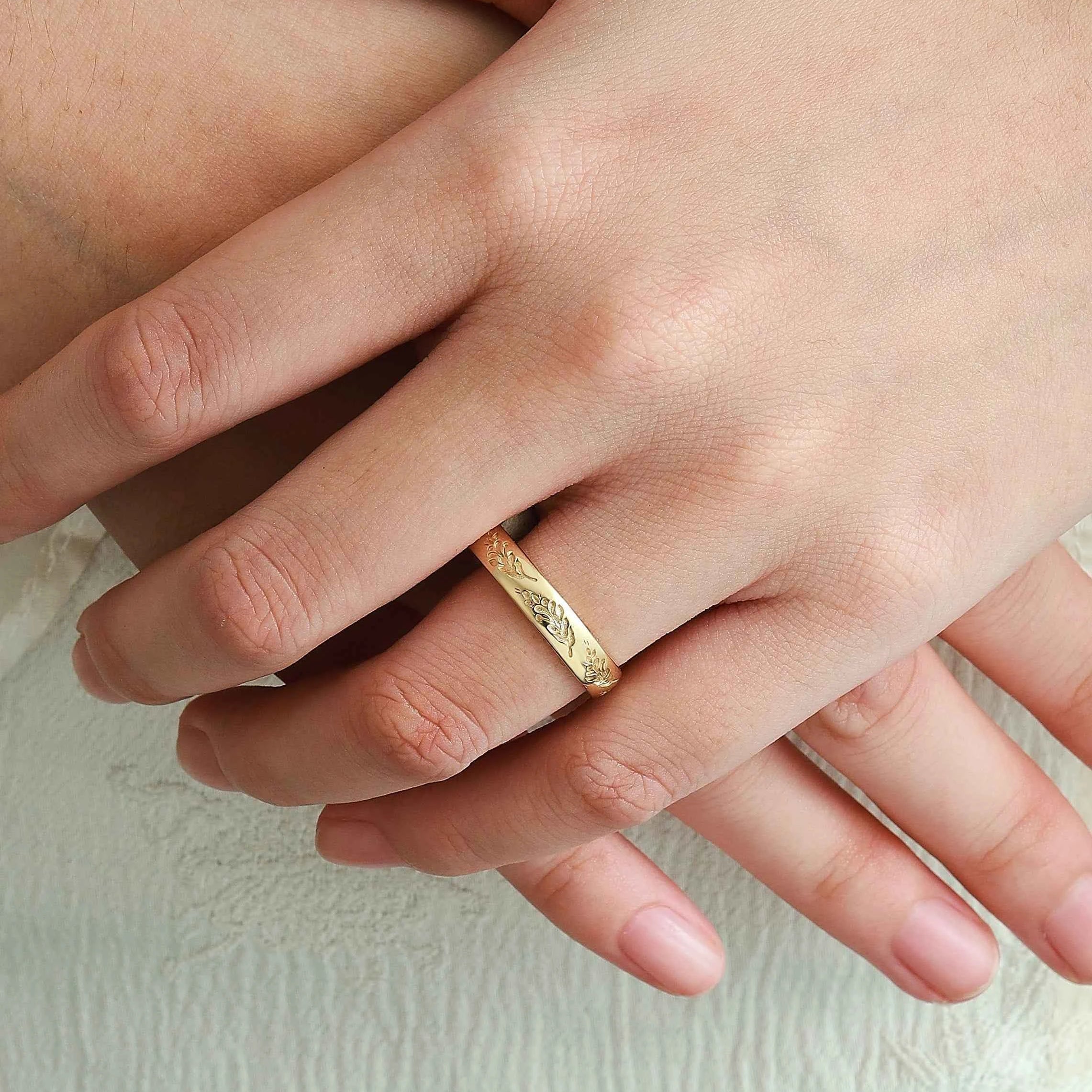 Nature-Inspired Leaf Carved Men's Wedding Band