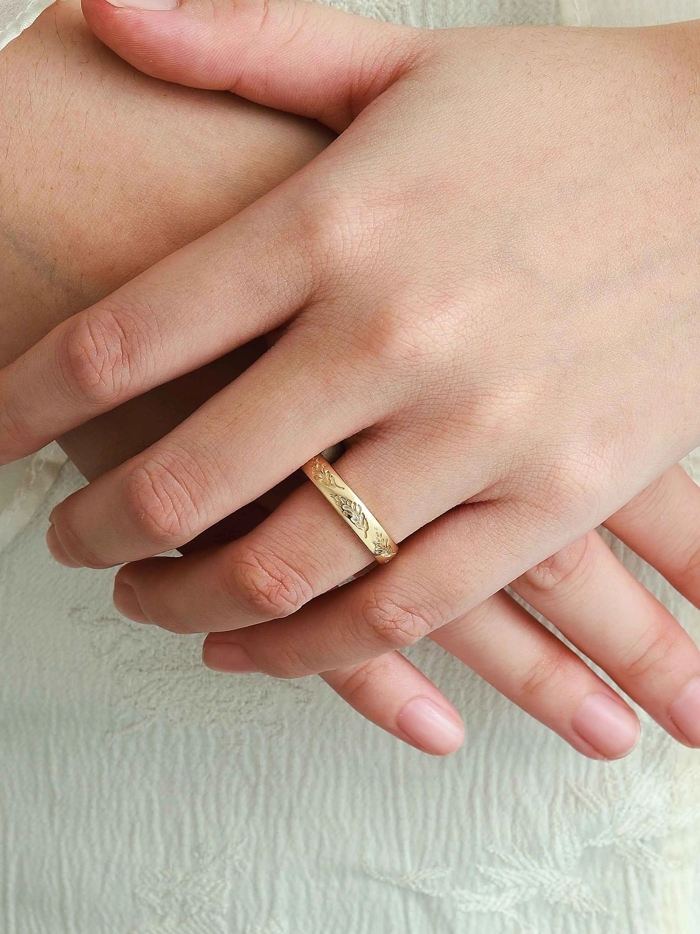 Nature-Inspired Lavender Engraved Men's Wedding Band