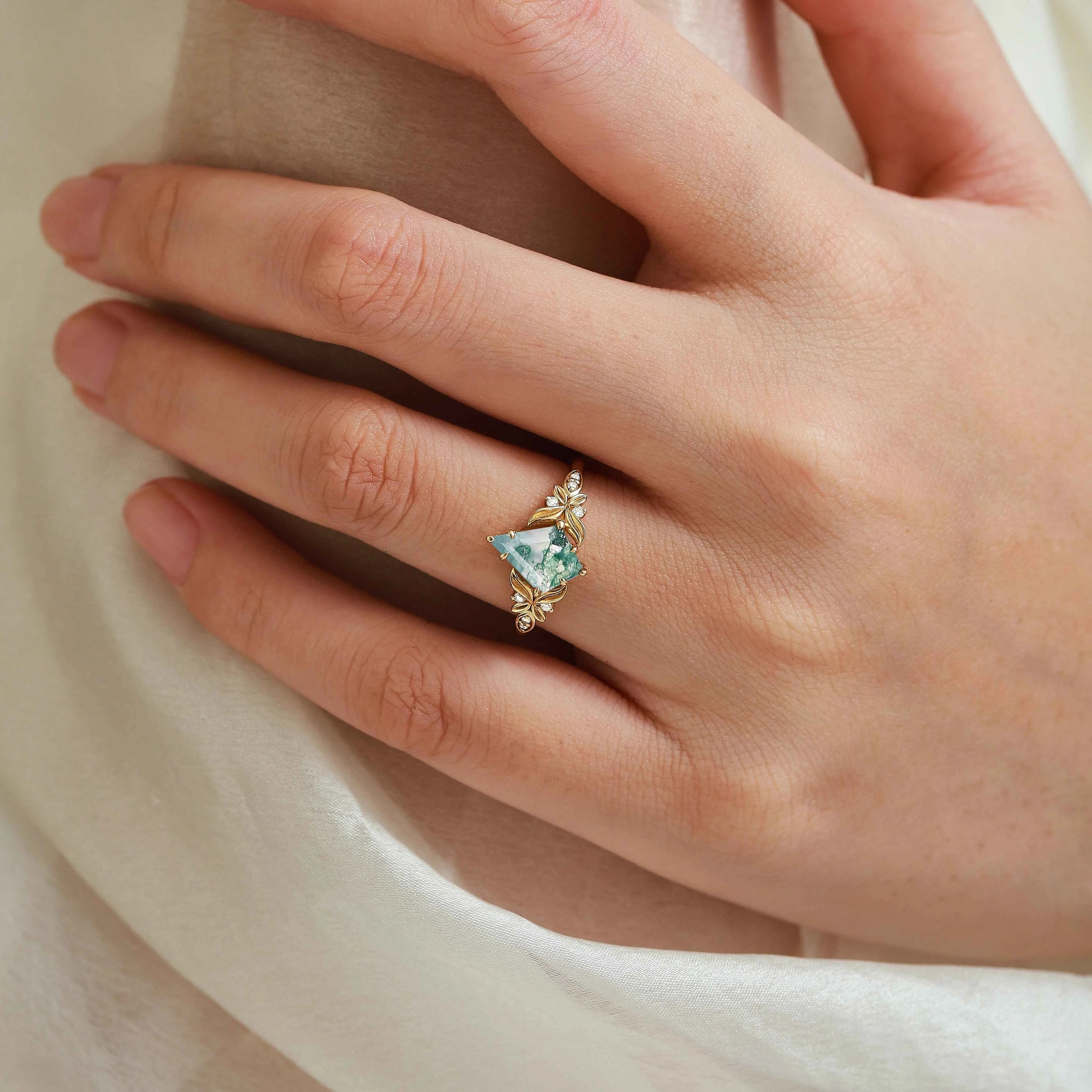 Vintage Milgrain Band Kite-Cut Moss Agate Engagement Ring