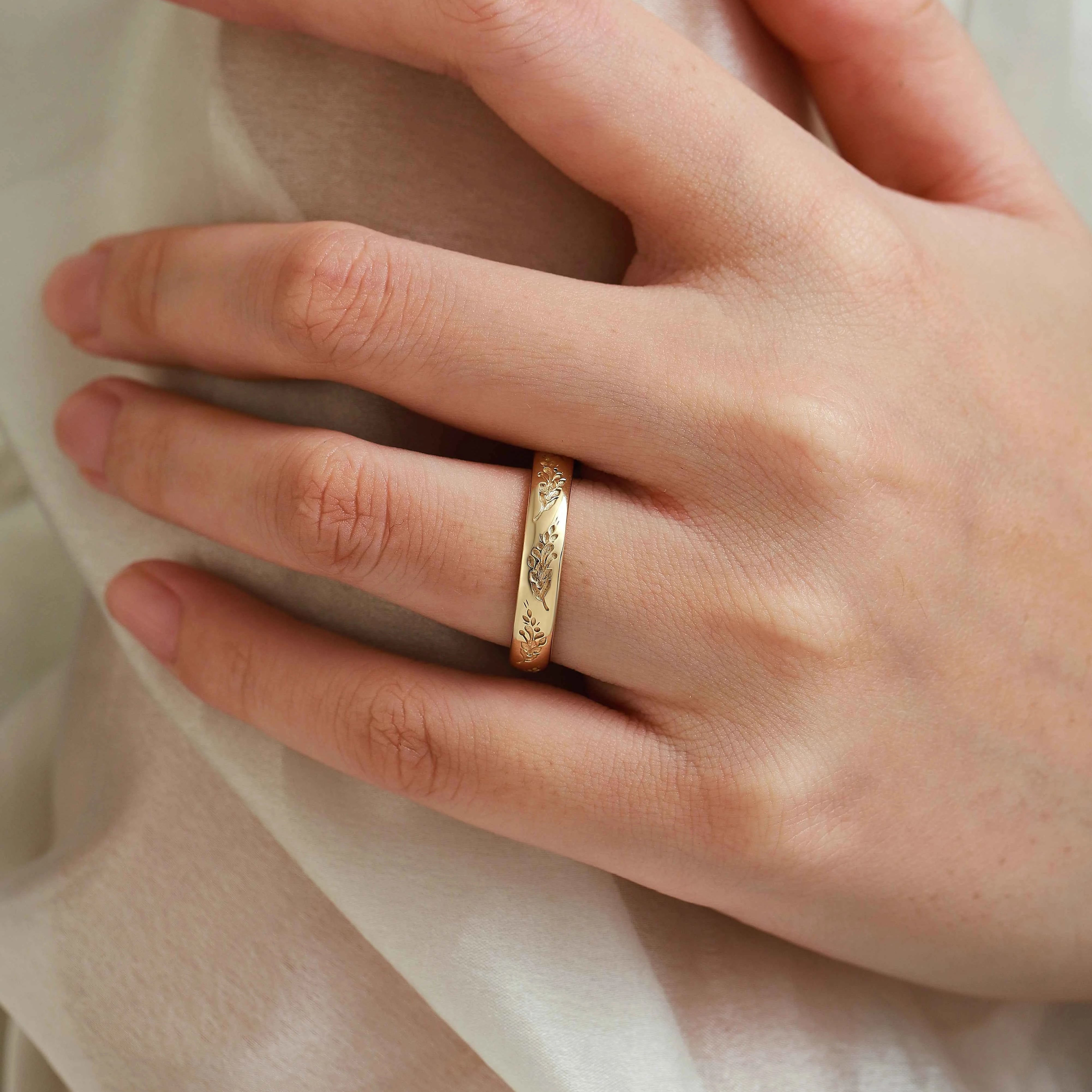 Nature-Inspired Lavender Engraved Men's Wedding Band