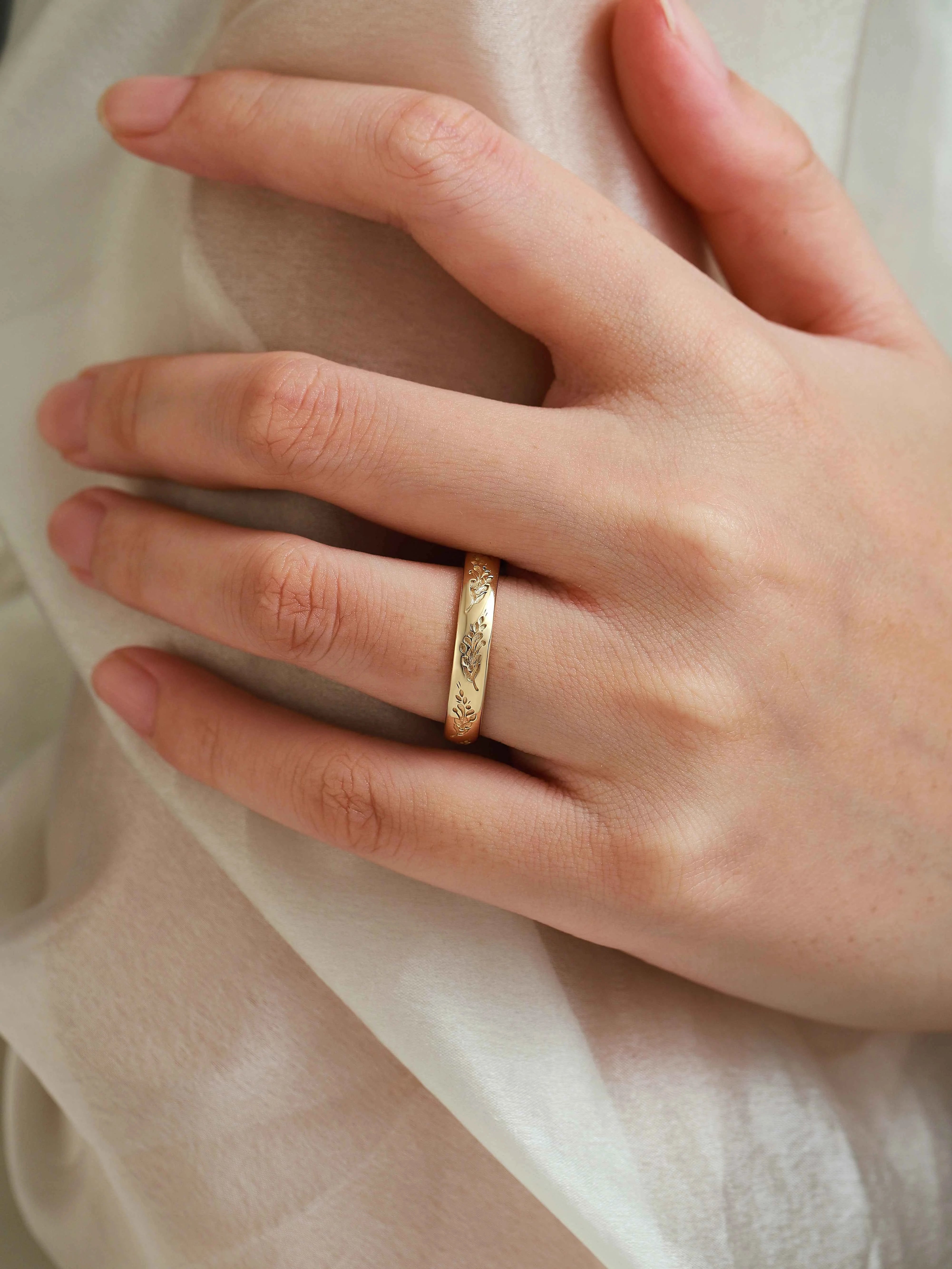 Nature-Inspired Lavender Engraved Men's Wedding Band