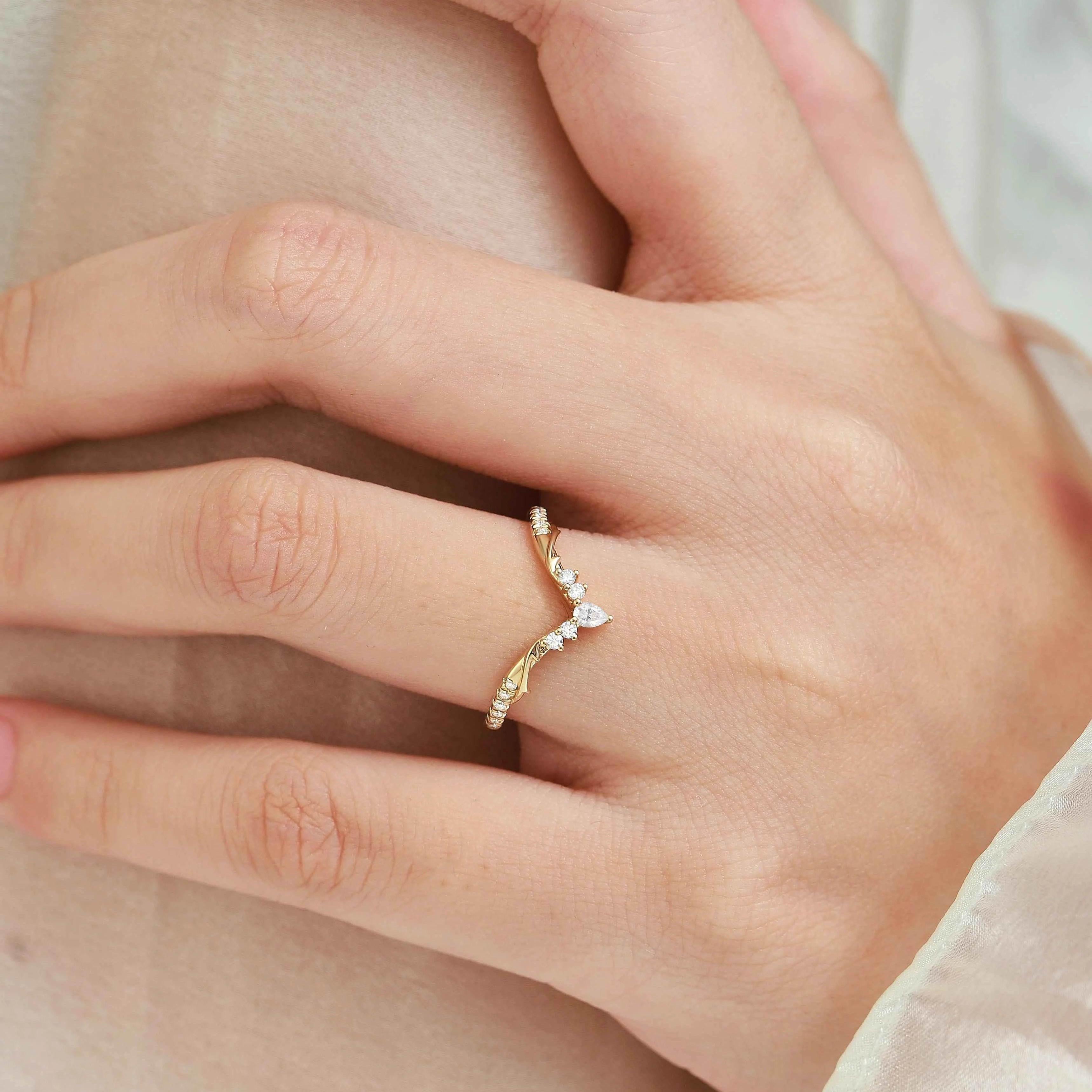 Thorn-Inspired Moissanite Curved Wedding Ring