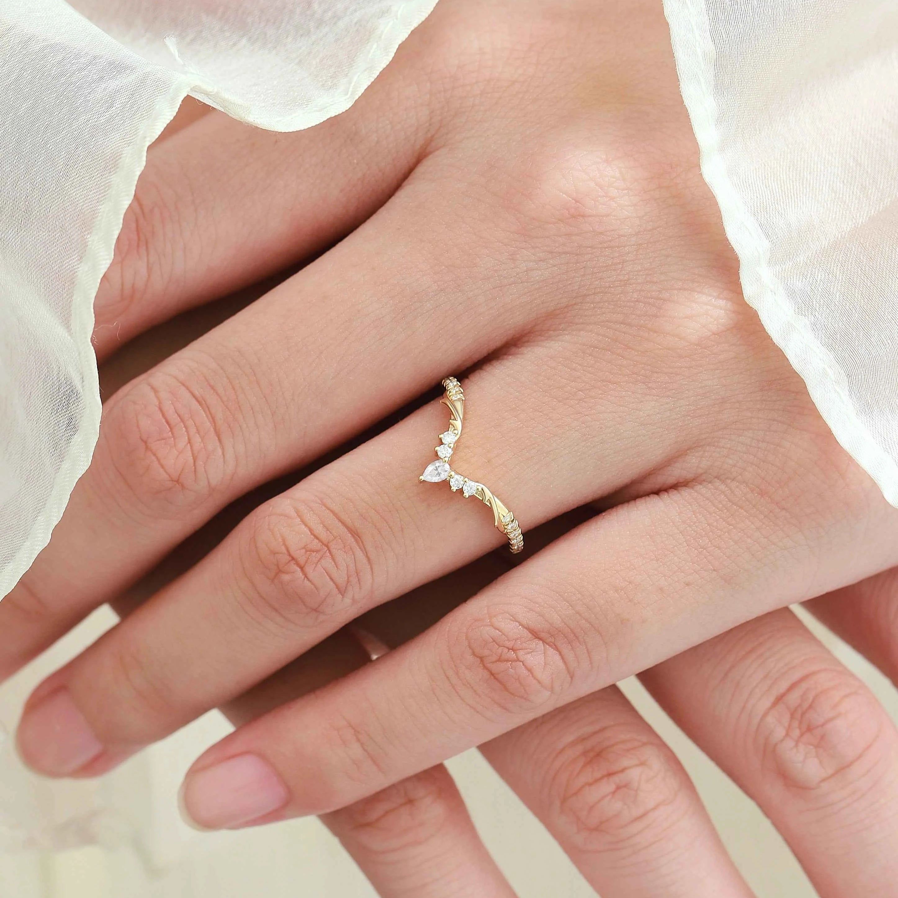 Thorn-Inspired Moissanite Curved Wedding Ring