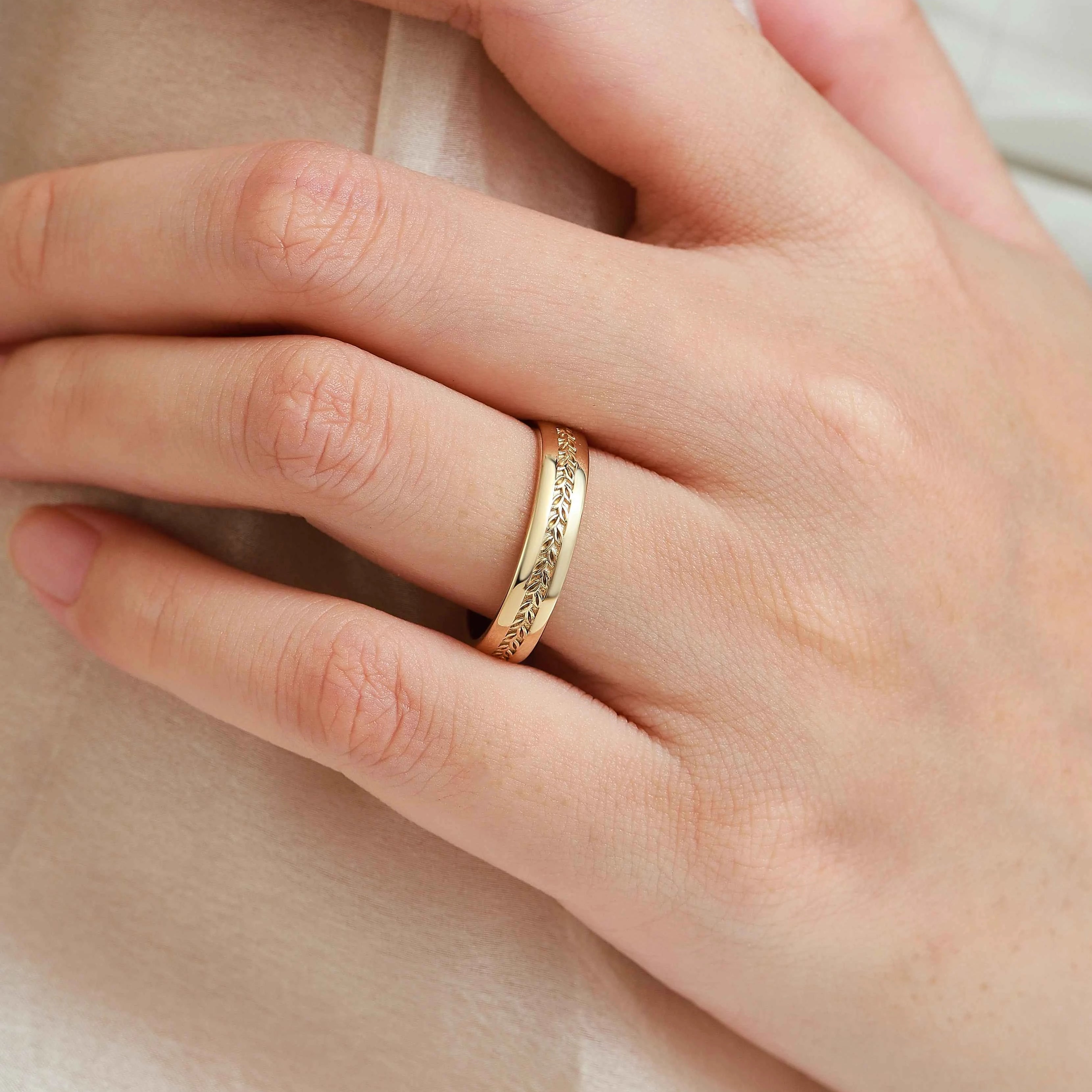 Nature-Inspired Leaf Pattern Men's Wedding Band