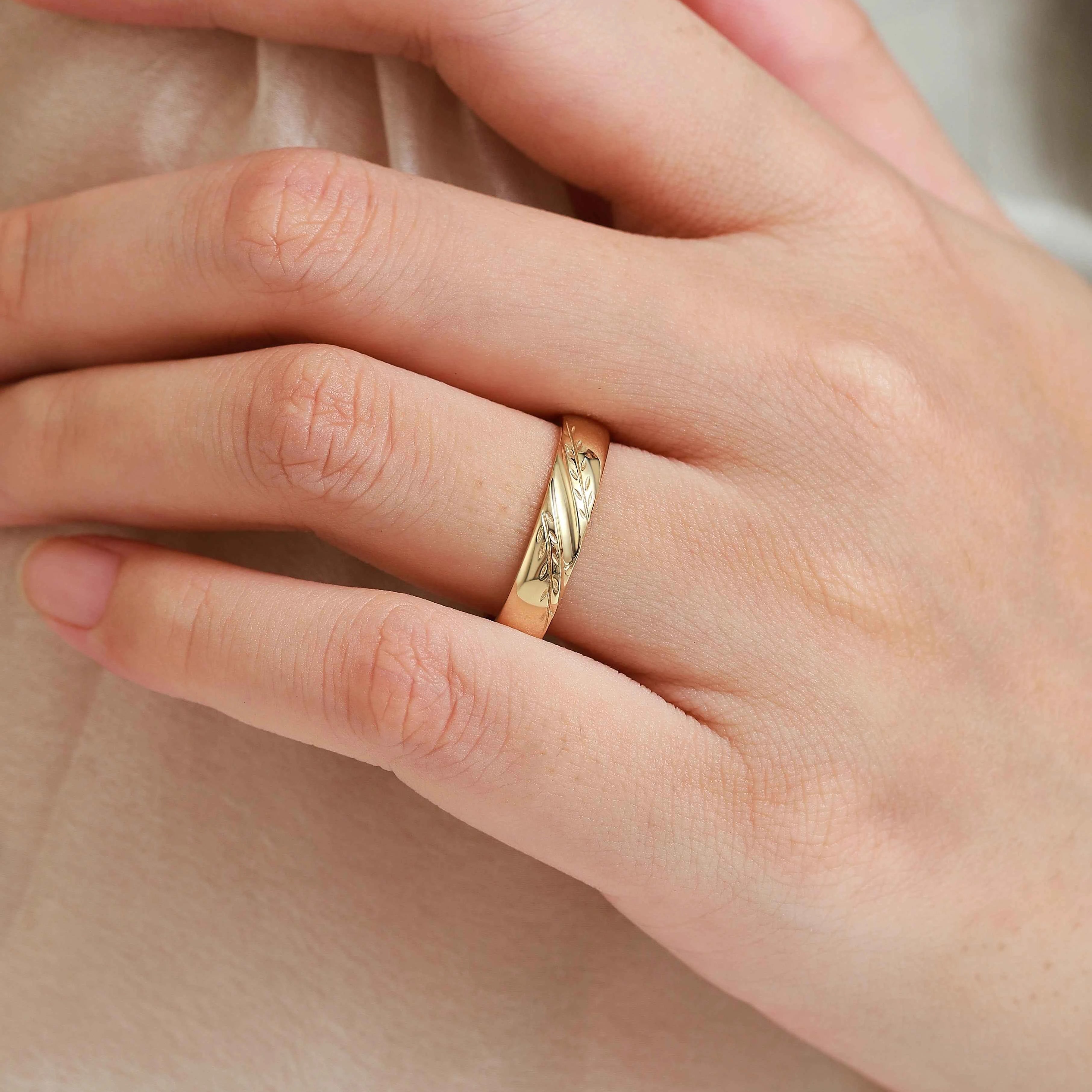 Timeless Nature-Inspired Leaf Engraved Men's Wedding Band