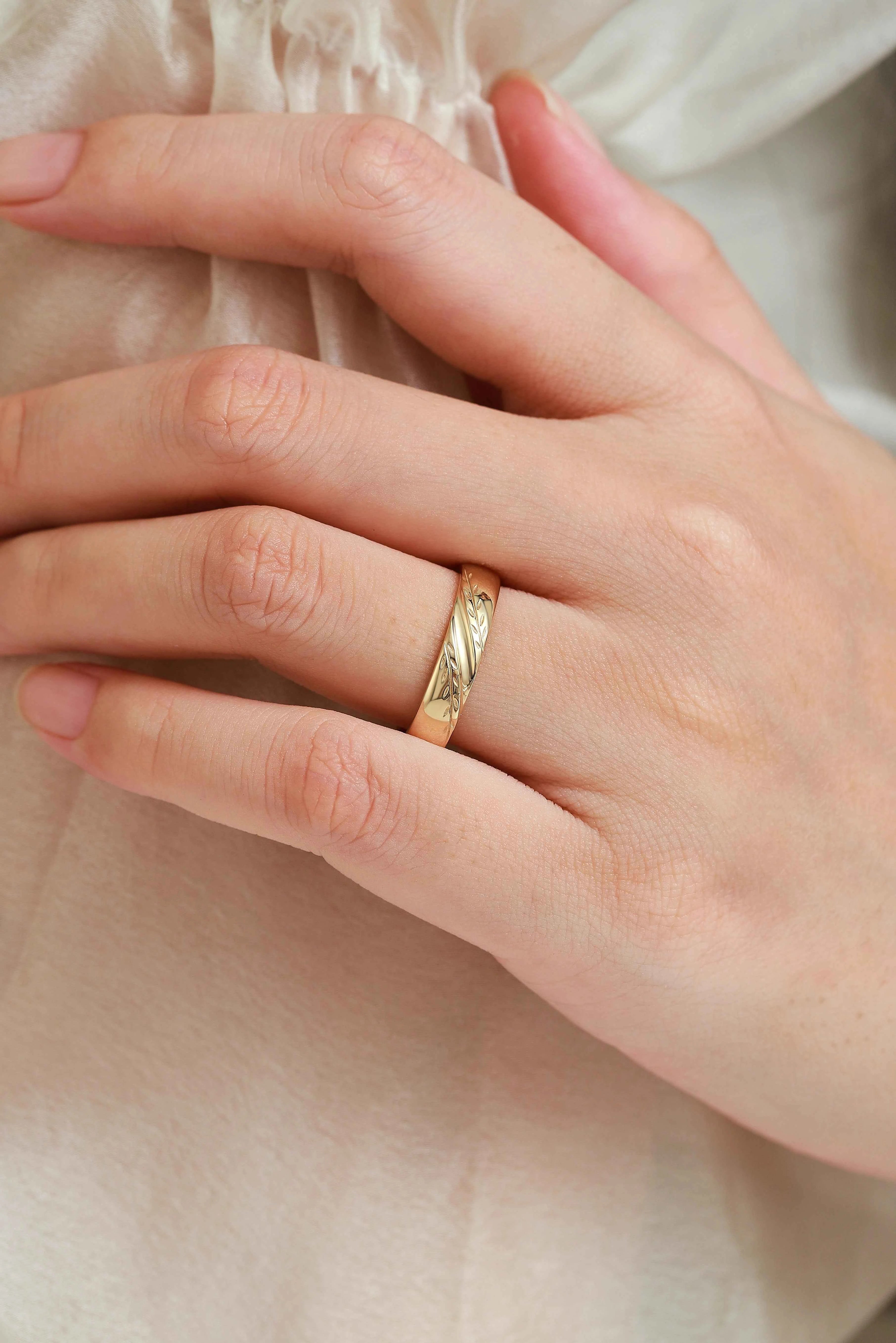 Timeless Nature-Inspired Leaf Engraved Men's Wedding Band