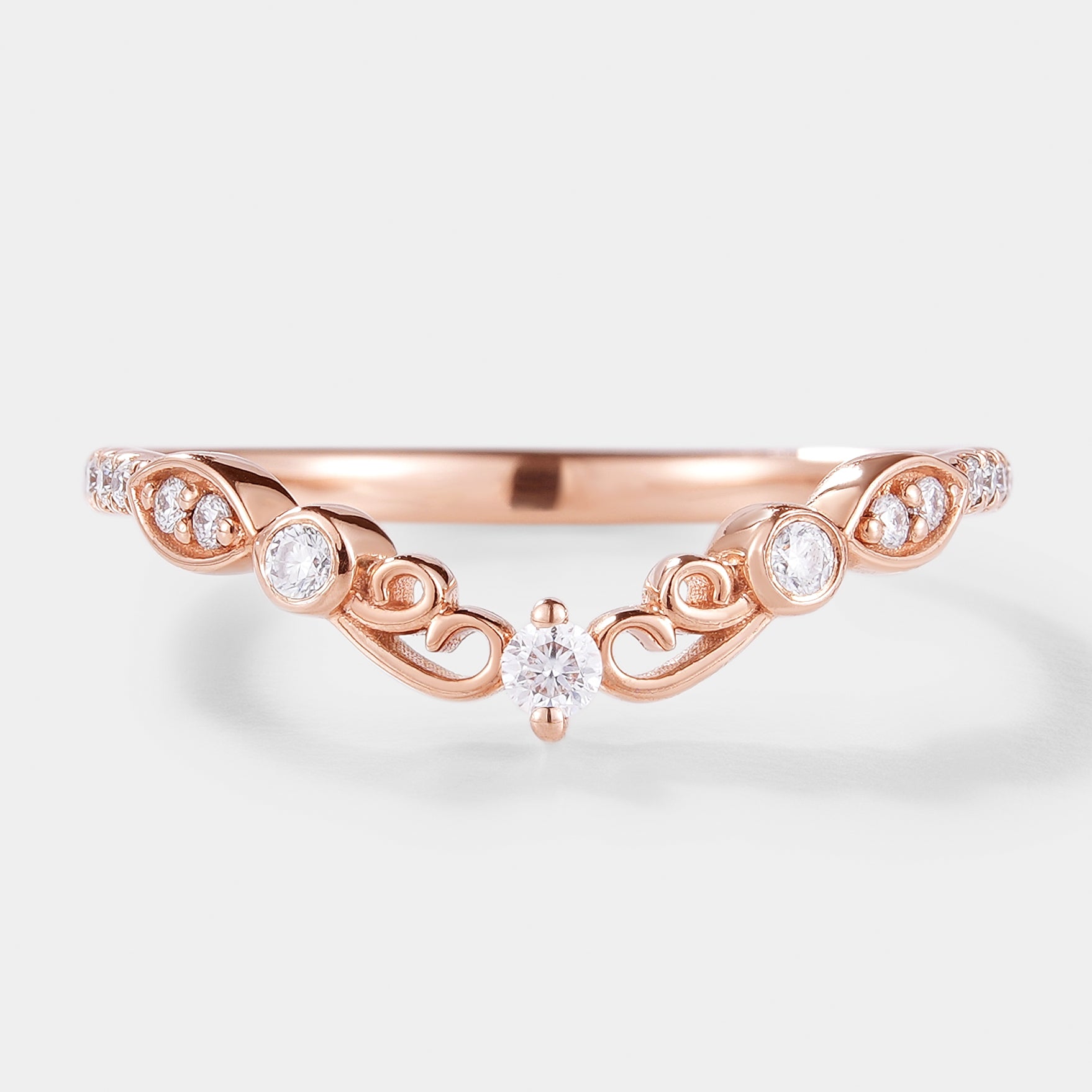 Vintage-inspired moissanite chevron wedding band in rose gold, perfect bridal set.