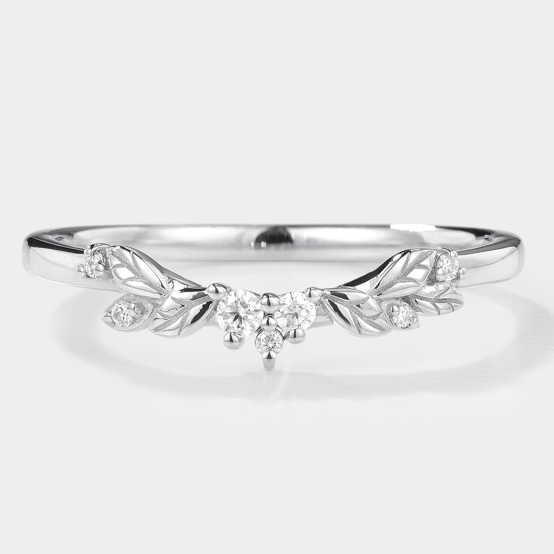 Nature-inspired leaf pattern wedding band with moissanite stones