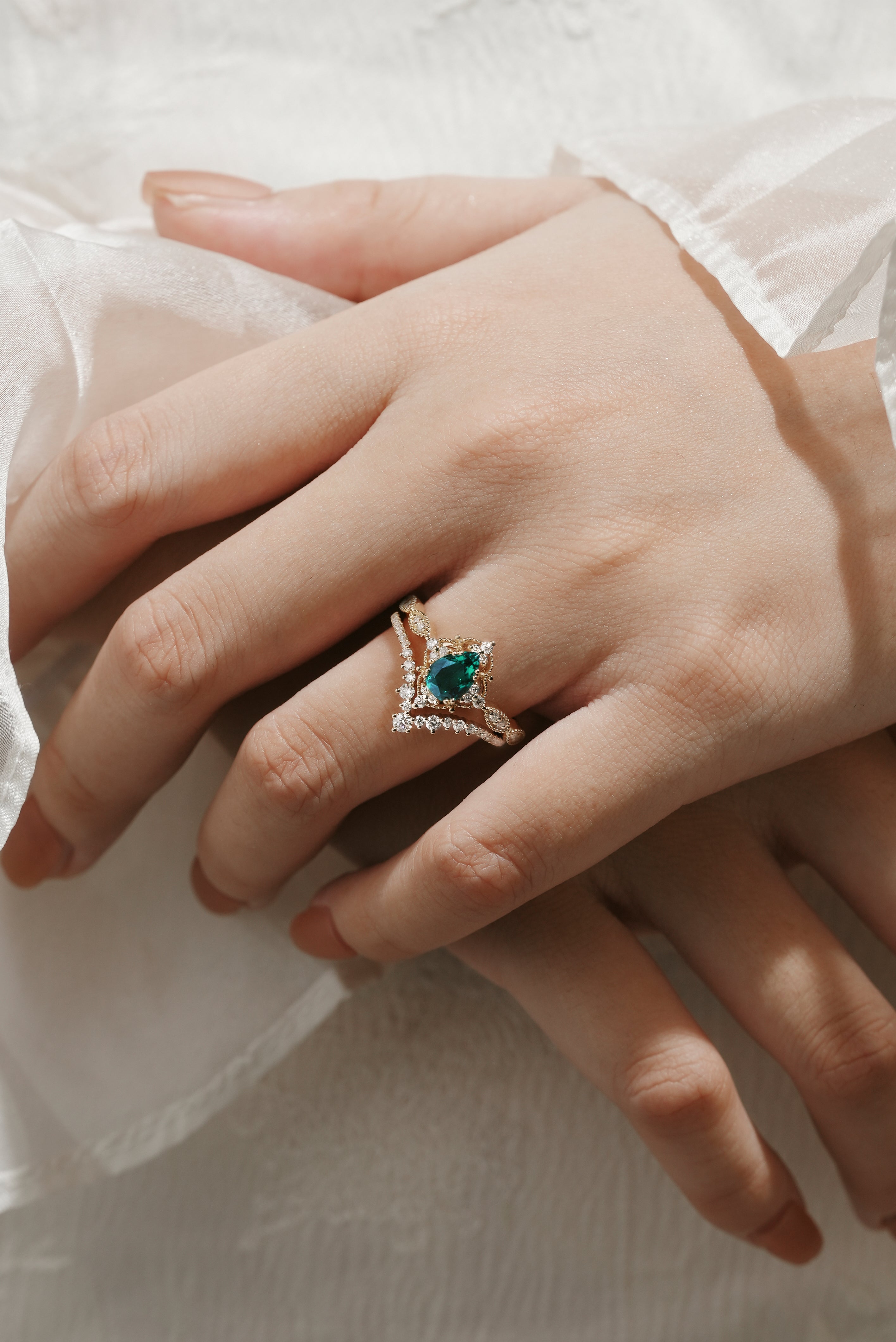 Vintage Pear Cut Lab Emerald Engagement Ring Bridal Set 2pcs In The Finger