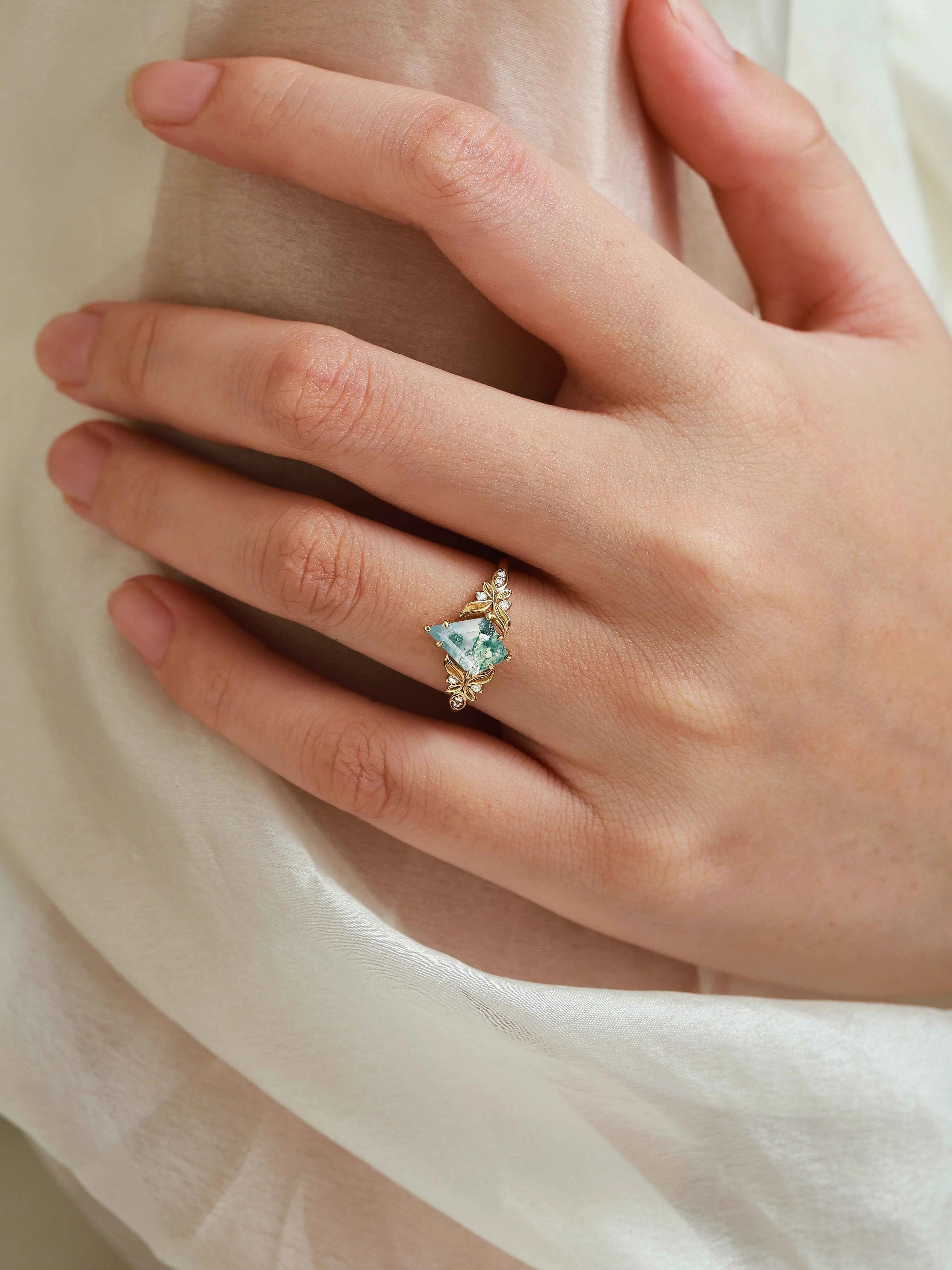 Vintage Milgrain Band Kite-Cut Moss Agate Engagement Ring