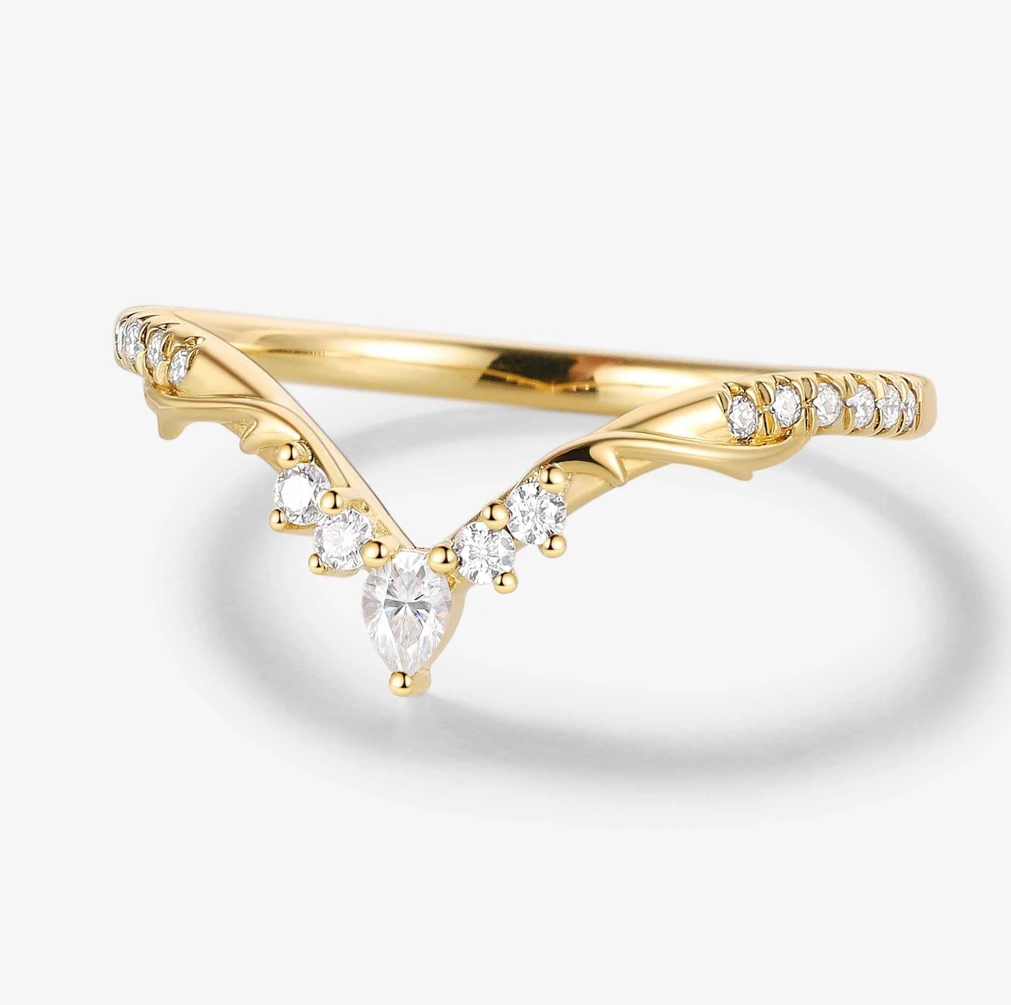 Thorn-Inspired Moissanite Curved Wedding Ring