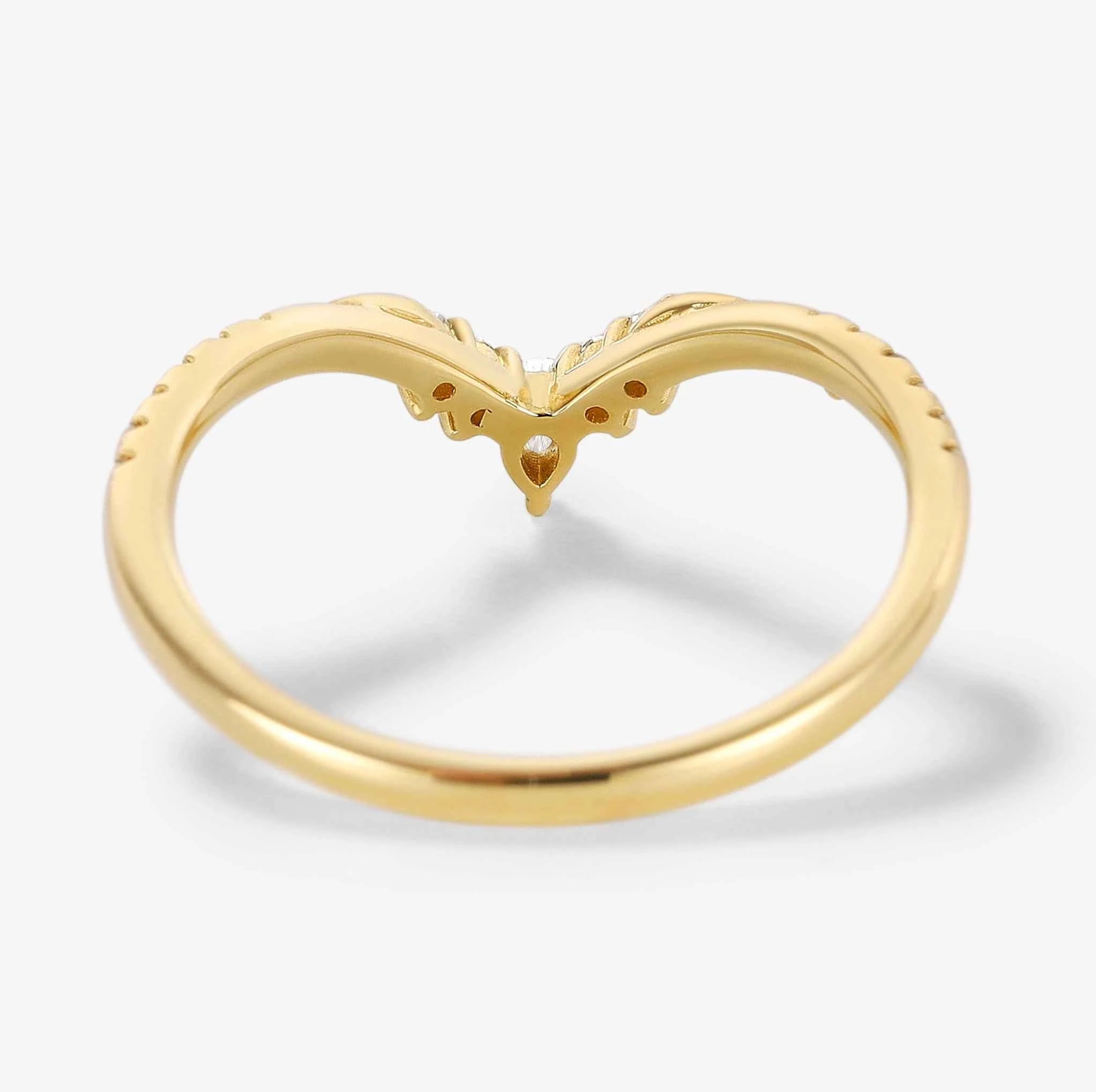 Thorn-Inspired Moissanite Curved Wedding Ring