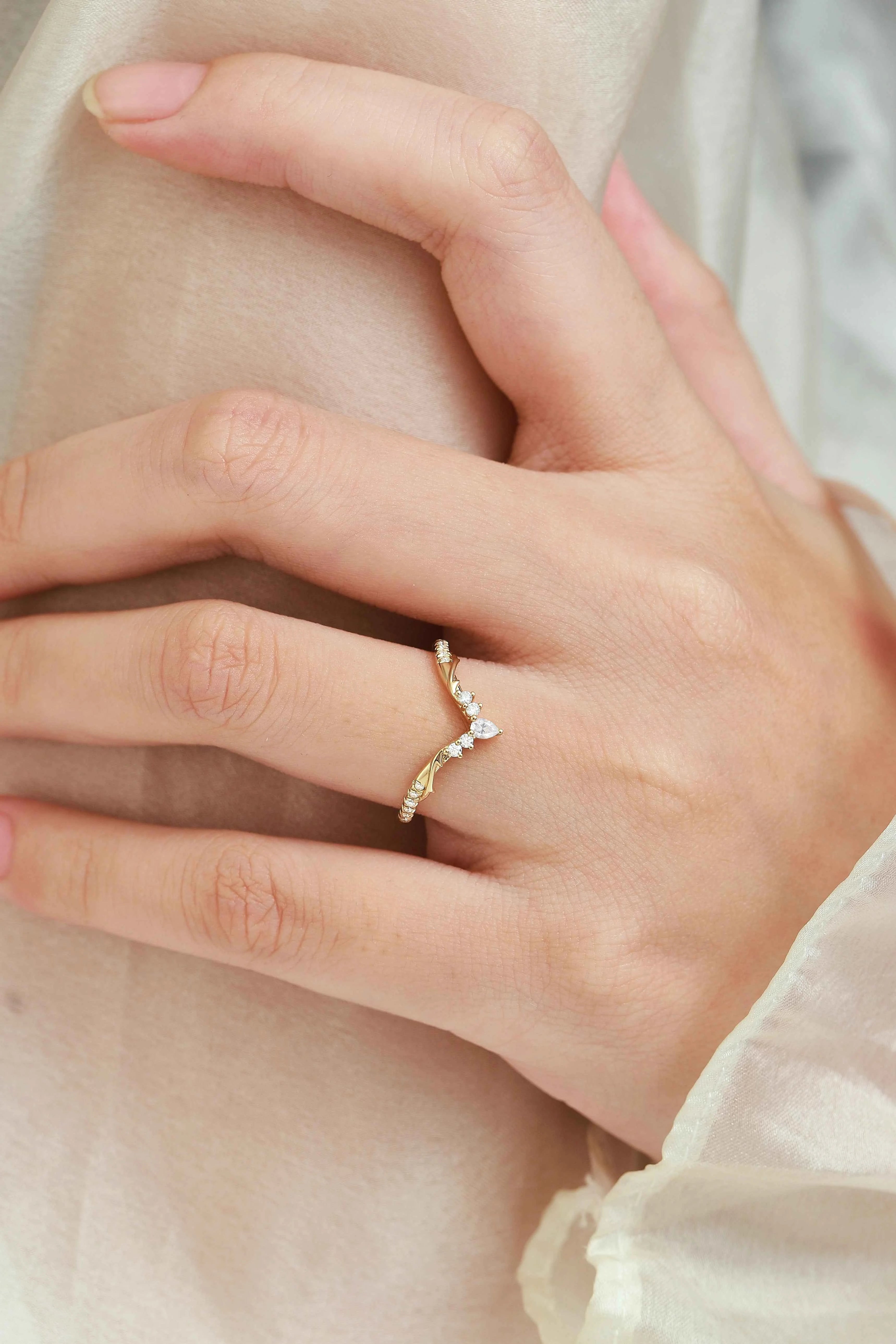 Thorn-Inspired Moissanite Curved Wedding Ring