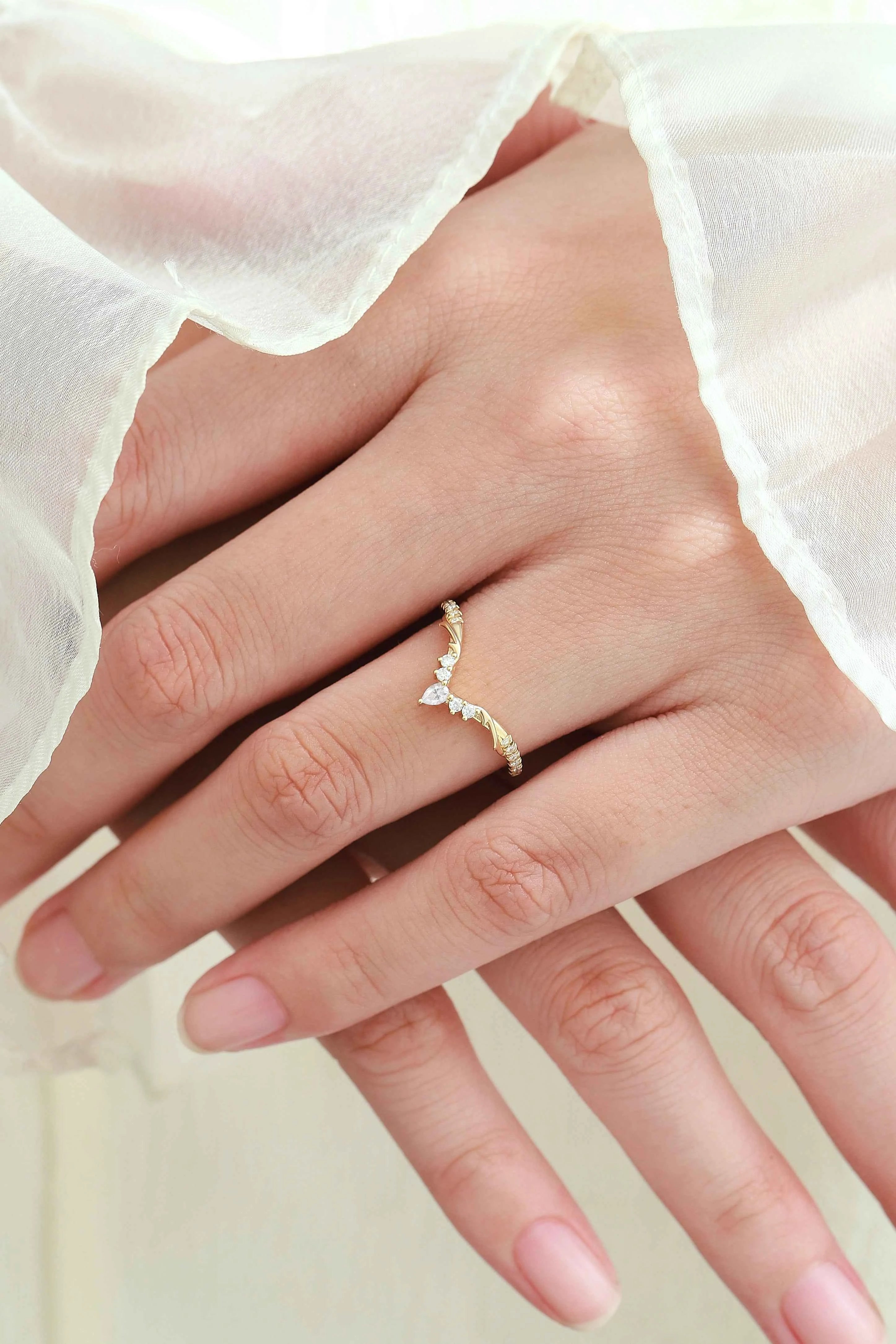 Thorn-Inspired Moissanite Curved Wedding Ring