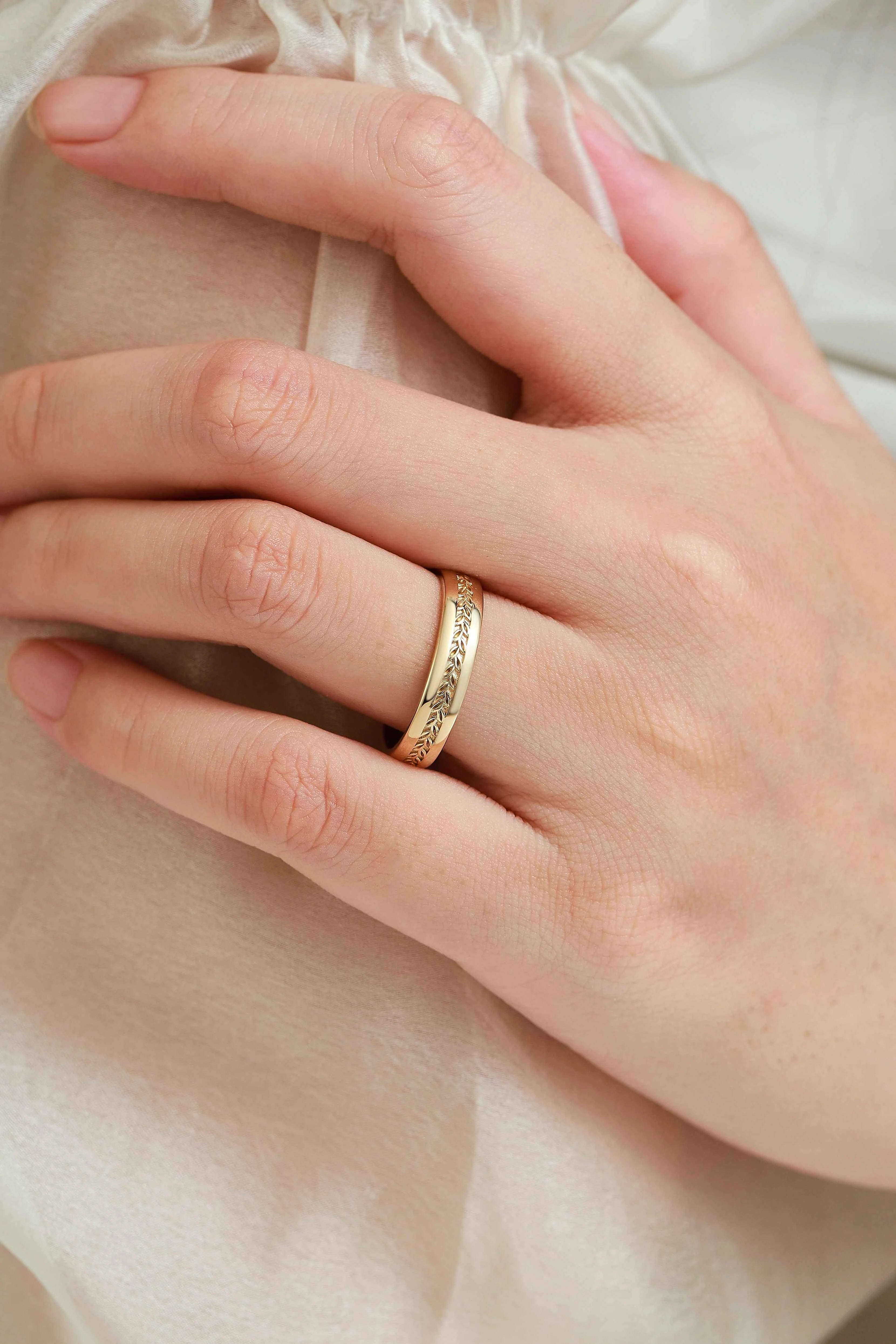 Nature-Inspired Leaf Pattern Men's Wedding Band