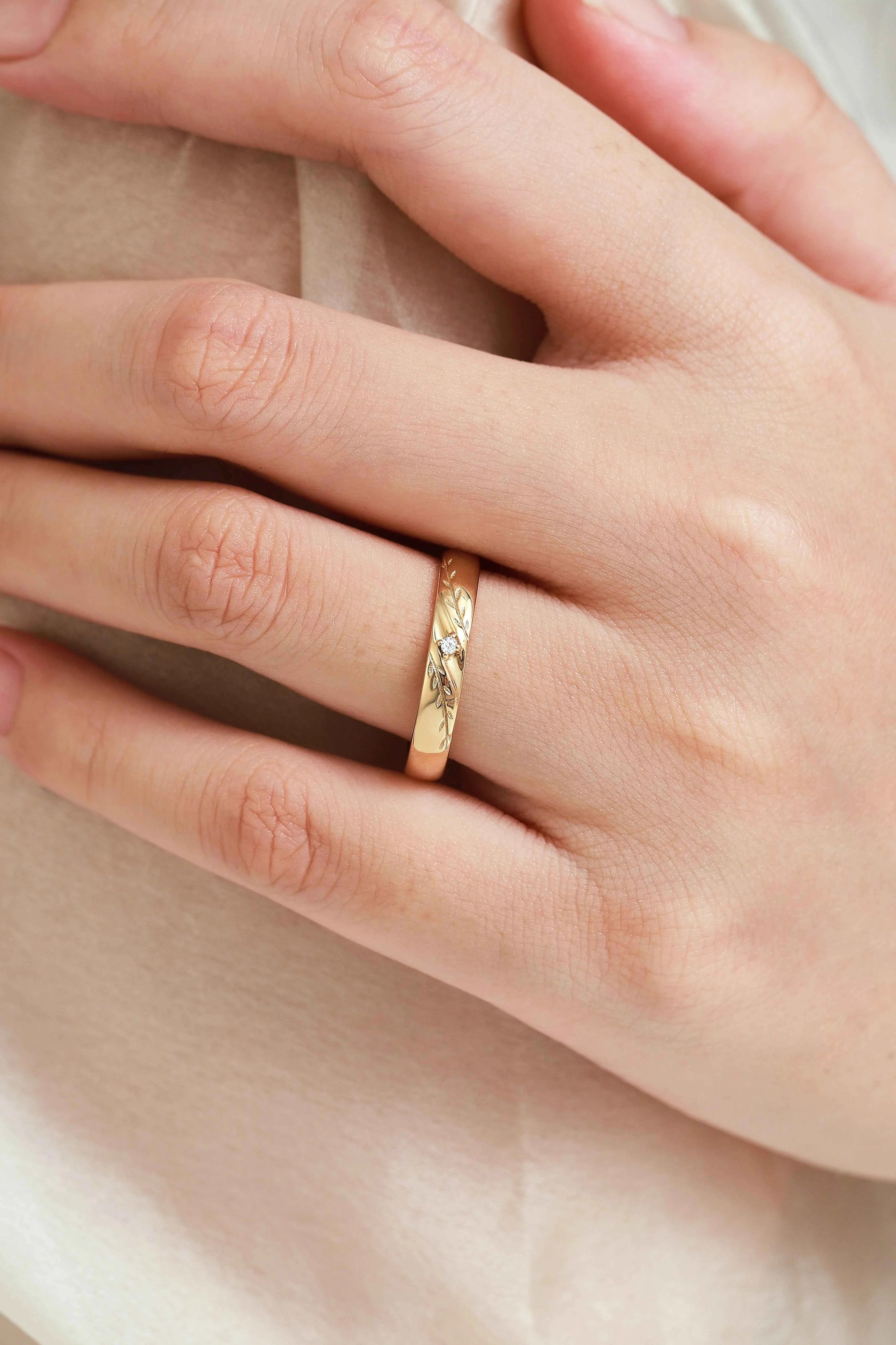 Nature-Inspired Ring Leaf and Moissanite Men's Wedding Band